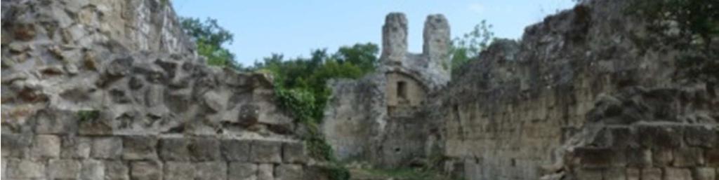 una superficie di circa 60 ettari nel territorio di Sorano: la necropoli etrusca di Sovana (con maestose