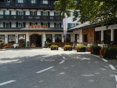 HOTEL SAVOIA ****S Via Passo Rolle, 233 - San Martino di Castrozza TN Tel. + 39 0439.68094 - Fax. +39 0439.68188 info@hotelsavoia.com - www.hotelsavoia.com L!Hotel Savoia, con un!
