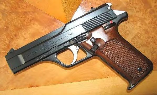 Immagine di repertorio della pistola La pistola Benelli B 80 è stata prodotta negli anni ottanta dall omonima ditta, nota fabbrica di macchine utensili, motocicli ed ottimi fucili da caccia, con l