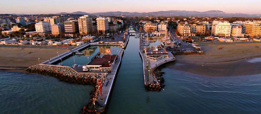 Il porto, con forte vocazione turistica, ospita anche una trentina di barche da pesca.