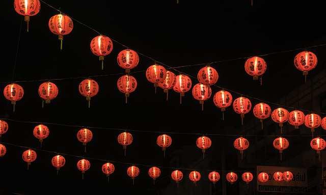 Il capodanno cinese Questa festa è molto importante per i cinesi e festeggia l'inizio dell' anno secondo il calendario cinese.