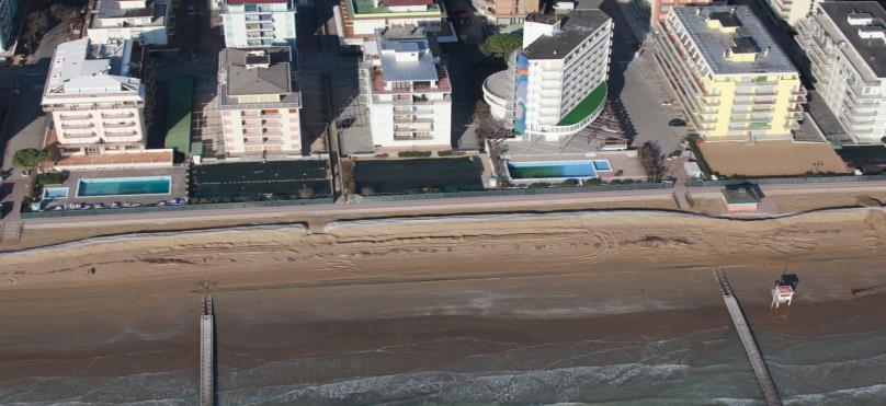 LE PROBLEMATICHE DELL AMBIENTE COSTIERO Diffusa erosione costiera. Infrastrutture inadeguate (difesa delle coste) sviluppo intensivo del litorale.