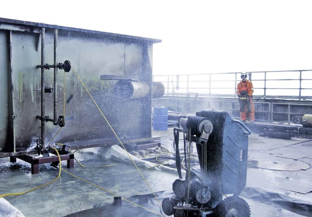 LAVORI SPECIALI PER OFFSHORE 12 Demolizione controllata di impianti offshore Che si tratti di operazioni di taglio in superficie