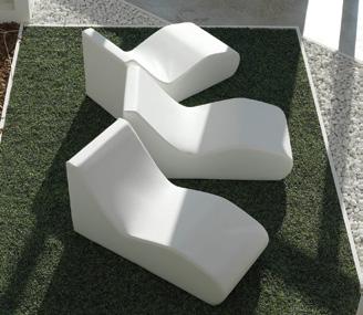 Arredamento ARR.EST.07 Chaise longue relax 67x140, h 83 cm. Colore bianco. ARR.EST.01 Pouff Cubo 95x95, h 46 cm.