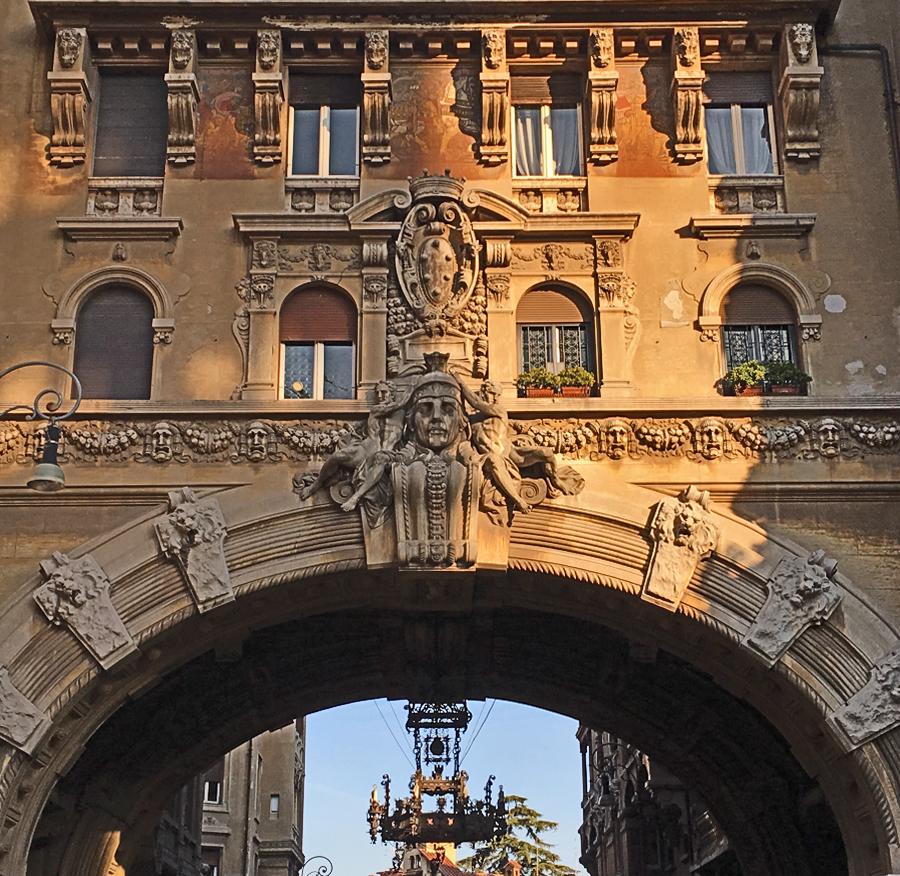 Il quartiere Coppedè a Roma, una lettura esoterica 10 L arcone monumentale con il gigantesco lampadario in ferro (credits: treeaveller.