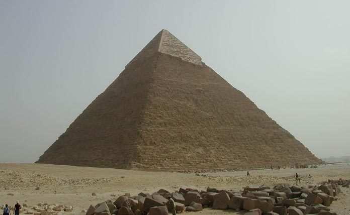 E.e la Piramide del ricercatore Eppure