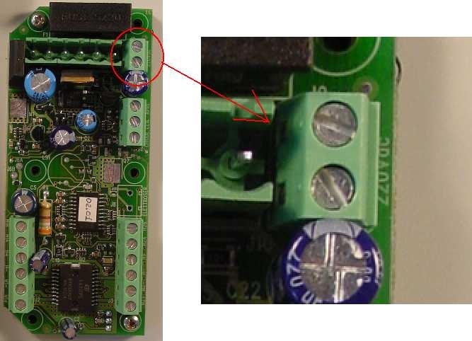 - Svitare le viti di fissaggio del supporto batterie, ed estrarlo dalla scatola.