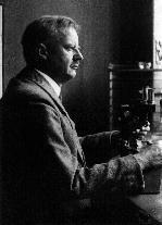 1938 Hans Spemann Propone un esperimento di trasferimento nucleare per capire se il nucleo di una cellula