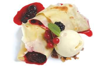 00 Fragole fresche, gelato alla vaniglia, salsa alle fragole e panna montata Mit frischen Erdbeeren, Vanilleglace, Erdbeersauce und