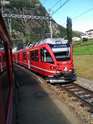Trenino Rosso del Bernina, tra Italia e Svizzera Author : Francesca Date : 26 novembre 2014 A fine agosto ho provato il Trenino Rosso del Bernina da Tirano a St. Moritz e sono tornata bambina.