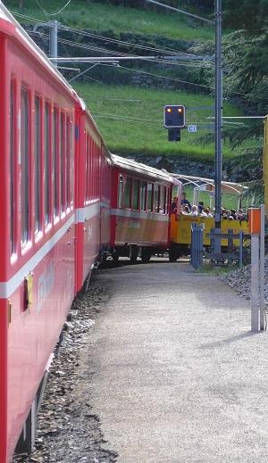 Il trenino arriva fino a 2.200 mt di altezza sul Lago Bianco, sfiorando i ghiacciai del Bernina e attraversando la Pontresina con i suoi mille colori.