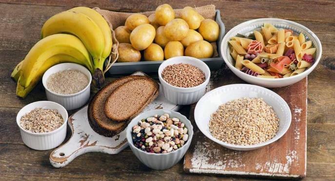 I Carboidrati (Glucidi o Zuccheri) Sono composti da carbonio e acqua (idrogeno e ossigeno) e si trovano in quantità in molti alimenti vegetali come i cereali (frumento, mais, orzo, avena, riso), le