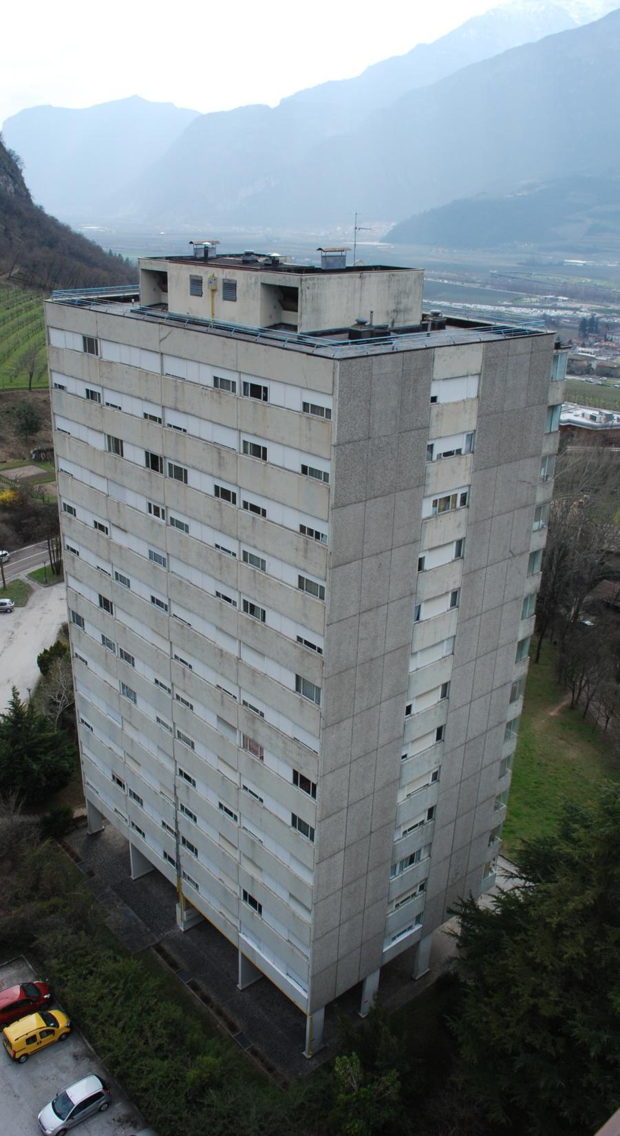 Sono tre gli ambiti di intervento: 1) Riqualificazione dell intero involucro dell edificio VA PREVISTO E PROGETTATO UN RESTYLING DELL INVOLUCRO EDILIZIO CHE GARANTISCA UN ADEGUATA COIBENTAZIONE CON