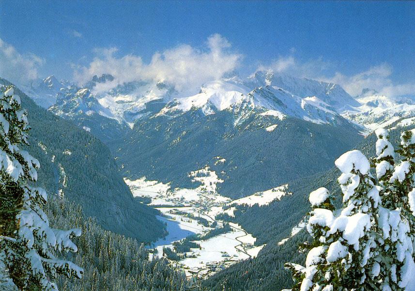 Una panoramica invernale su Campitello: adagiato su una curva della valle; esposto a sud e quindi gratificato da temperature miti anche in inverno.