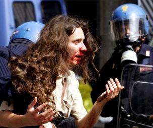 colpito da una pallottola in Piazza Alimonda e perde la vita.