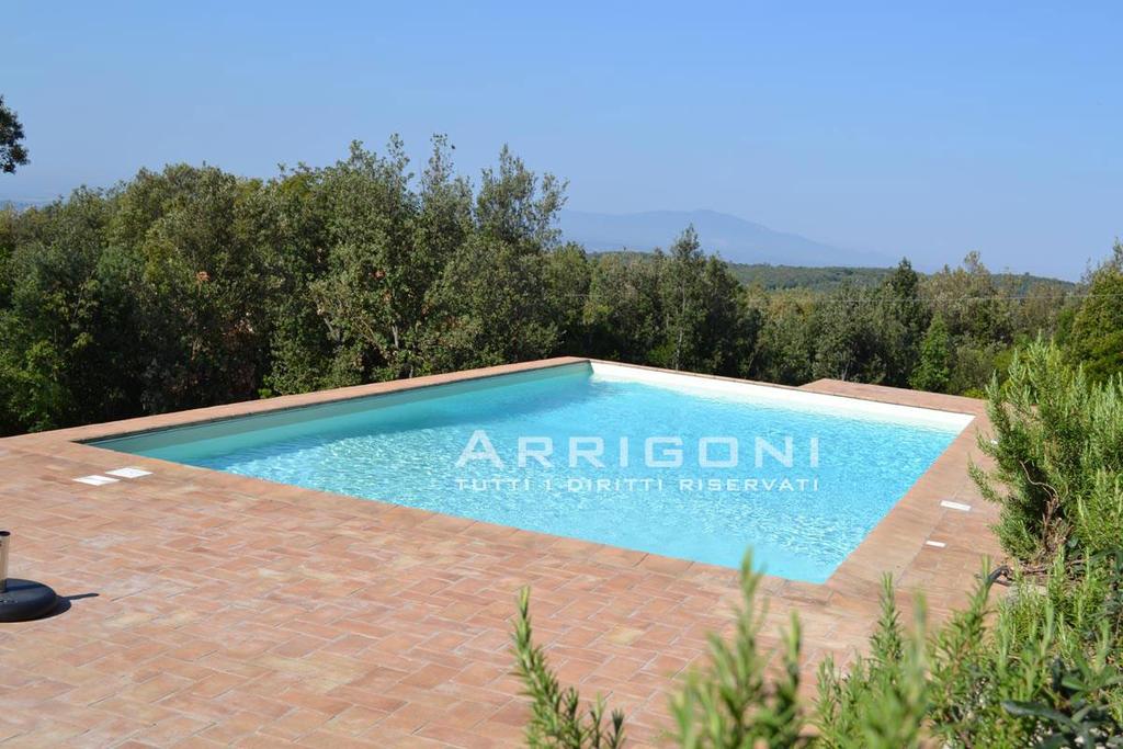 Piscina realizzata nei pressi di Narni (Terni), rivestita con membrana in PVC color sabbia Caratteristiche generali: Membrana in PVC in quantità sufficiente per la piscina e la per la vasca di