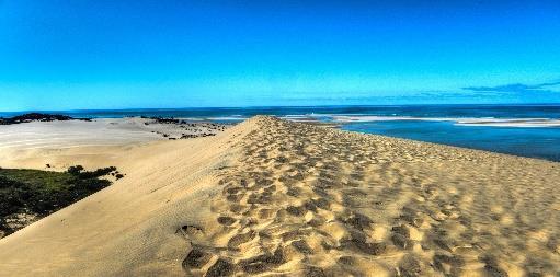 Rientro sulla terraferma in serata. Escursione in barca a vela sull isola di Bazaruto, vista panoramica dalle dune e pranzo in spiaggia.