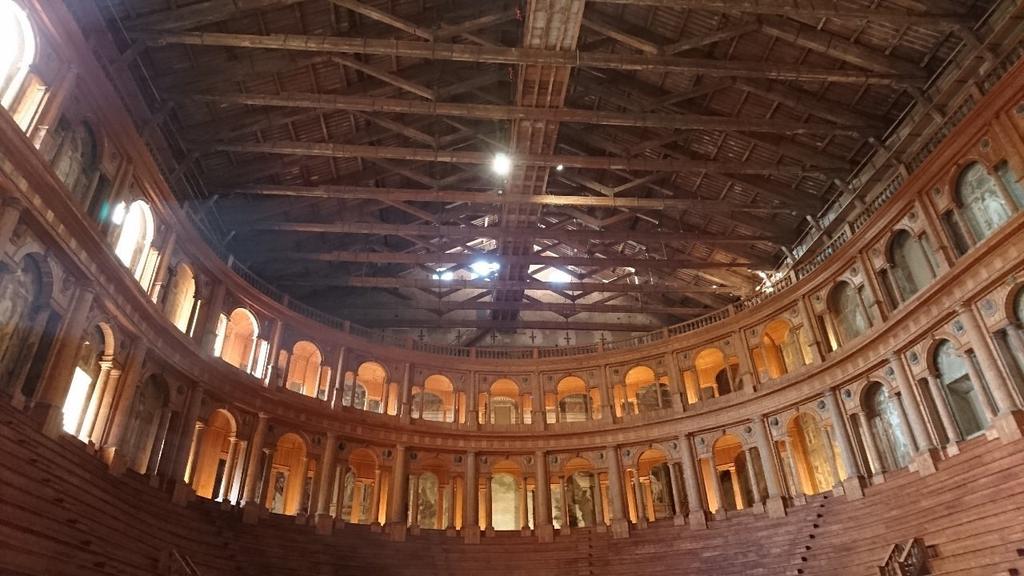 Teatro Farnese costruito interamente in legno e arricchito da preziosi stucchi Il Teatro oggi è inserito all'interno del percorso della Galleria