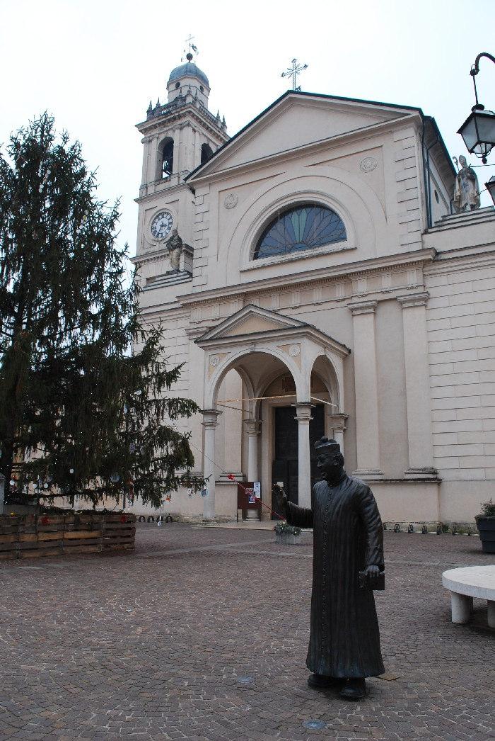 Nel pomeriggio, del primo giorno del nuovo anno, escursione a Brescello, nella provincia di Reggio Emilia, considerato ormai il paese di Don Camillo e Peppone Nella piazza centrale