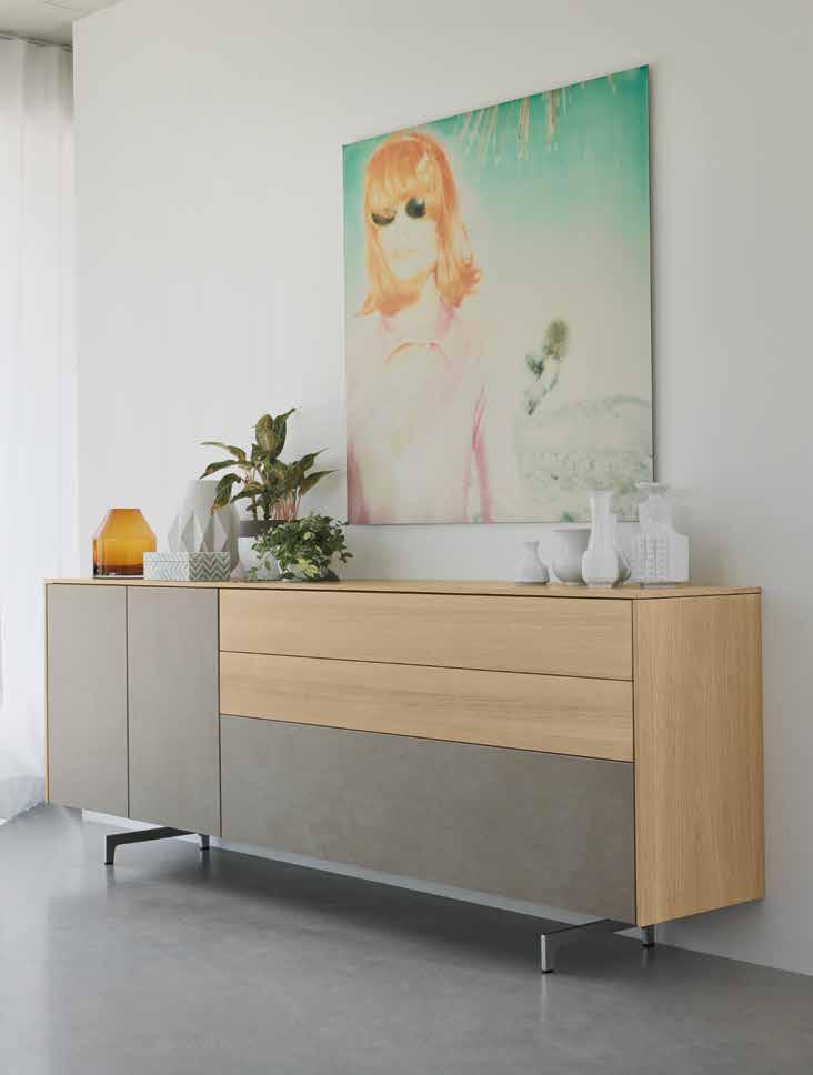 al centro: credenza filigno 1, essenza noce, vetro bronzo opaco, vetro trasparente in basso: credenza filigno