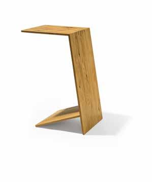 A seconda di come viene posizionato, diventa un pratico tavolino basso oppure un raffinato tavolino di servizio. Per variare la funzione basta un semplice gesto.