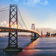 La mattina comincia con una minicrociera in partenza dal Fisherman s Wharf per navigare lungo la Baia di San Francisco, passando sotto il mitico Golden Gate Bridge e vicino all Isola di Alcatraz,