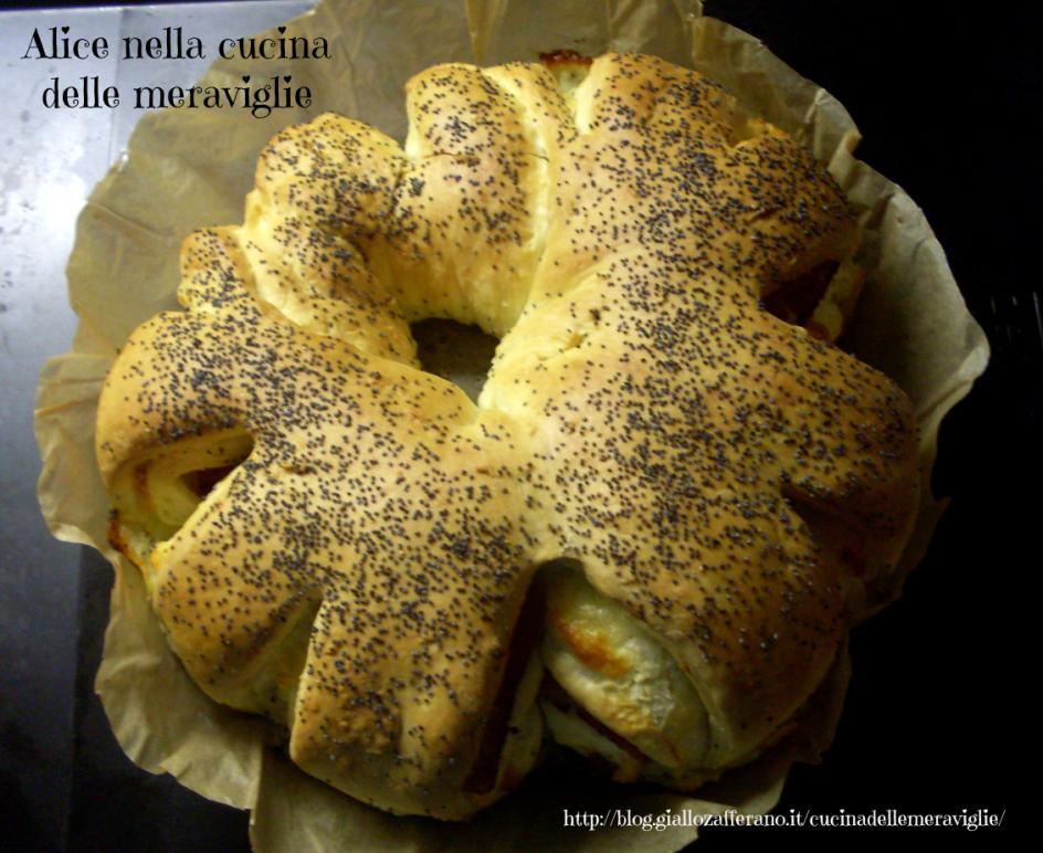 PAN BRIOCHE FARCITO Ingredienti: 500 g farina 3 cucchiai zucchero 2 uova 60 g burro 180 ml di latte tiepido 25 g lievito di birra 1 pizzico di sale 6 fette prosciutto cotto 2 mozzarelle Sciogliere il