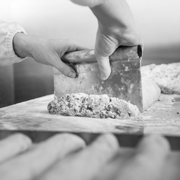 i Cantucci di Prato 30% di mandorle Lavorati esclusivamente a mano Nella tradizione dolciaria toscana i Cantucci di Prato sono forse i biscotti più rinomati.