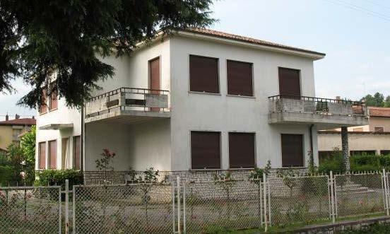 Edificio residenziale Conegliano (TV) Descrizione struttura Muratura PT in roccia squadrata sp. 45 cm Muratura PP in mattoni pieni sp.