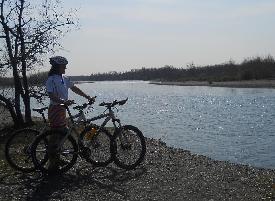 Il fiume Ticino nella zona di Tornavento. E due immagini di Bikers sul Ticino Il tracciato Si può sinteticamente suddividere in cinque punti: 1.Nerviano.