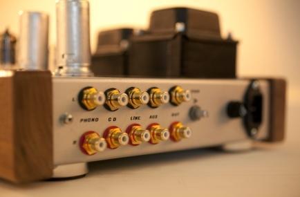 000 Hz +- 0,5 db Rapporto S/N Phono 75 db Ingressi ad alto livello : CD AUX - LINE Impedenza