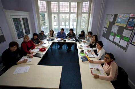 NORWICH (UK) Il Programma RESIDENTIAL COURSE Le lezioni (15 ore a settimana di General English) in gruppi di 12 max 15 studenti, si tengono in un
