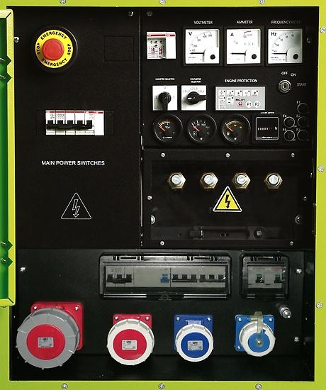 MPF - Quadro controllo manuale con strumentazione extra Quadro di controllo a comando manuale integrato e connesso al gruppo elettrogeno protetto da apposito sportello con oblò trasparente e chiusura