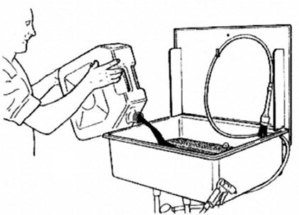 5. Versare direttamente nella vasca circa 50 litri del liquido detergente scelto (figura 14).