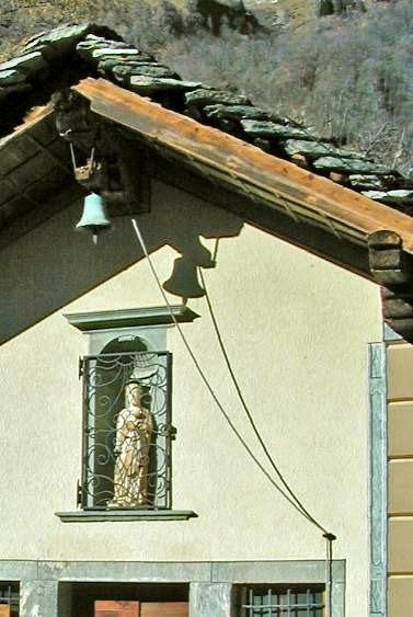 una relazione di visita pastorale si dice essere alto spazza 24, con 95 gradini di pietra per salire al piano delle tre campane Fu uno dei più antichi campanili costruiti in alta Valgrande.