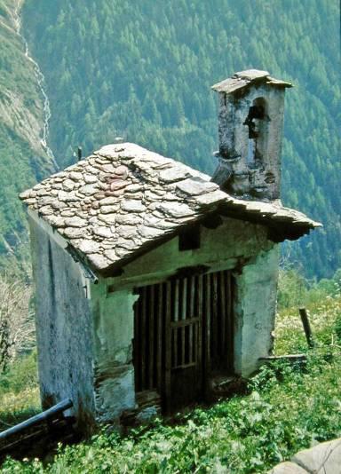 Il trasporto di pietre e la preparazione della calce per la costruzione del campanile furono a carico della comunità e vennero disimpegnati a turno dalla popolazione [Benevolo 1957].