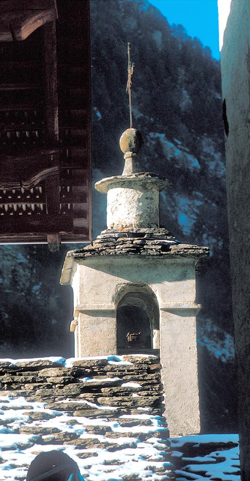 A Piana Fontana esistono due campanili: uno piccolo incorporato nell oratorio; l altro eretto a fianco dello stesso per volontà degli abitanti e con prestazioni gratuite effettuate nelle prime ore