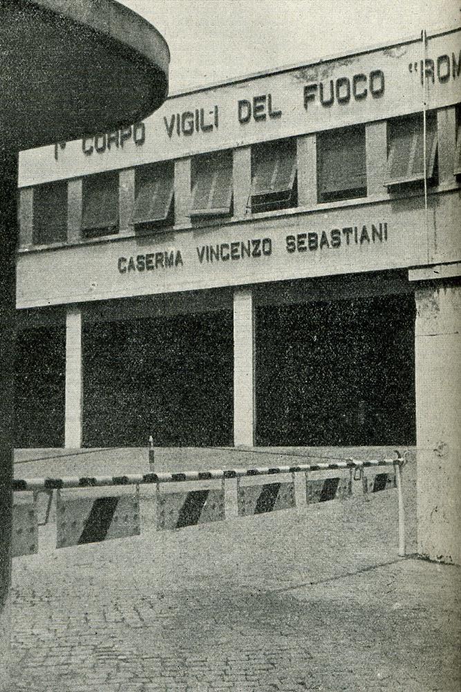 Foto 3 Caserma Centrale VV.F. Roma tra il 1902 e il 1930 Via Genova La scritta commemorativa di Sebastiani appare sulla facciata dell edificio costruito nel 1932, ed oggi esistente, mentre l