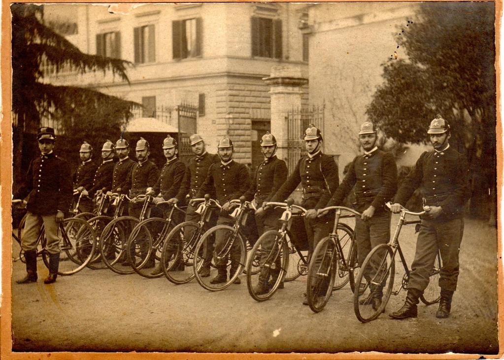 Foto 6 Caserma Centrale VV.F. Roma Via Genova ante 1930 Reparto mobile ciclo montato comandato da un giovane Ufficiale.