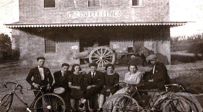 Agricola) STORIA FERRI GROUP Nella foto vediamo Castelnuovo Rangone negli anni 30: i maiali stanno andando al