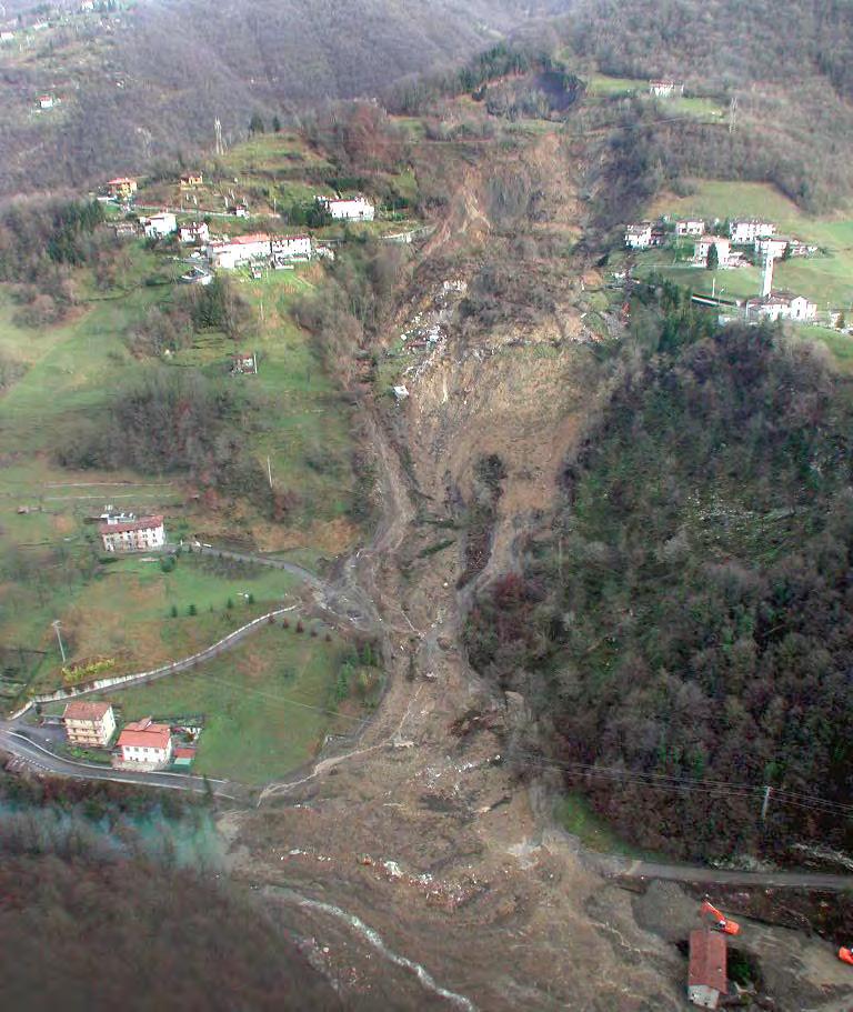 Brembilla località Camorone Tipologia Frana: Complessa con scivolamento e colate detritiche lente (riattivazione paleofrana) Area 8,5 ha Lung. 520 m V mobilizzato: 700.