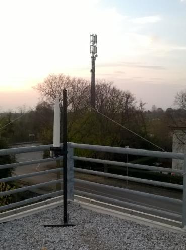mobile Punto di monitoraggio Valore di attenzione/obiettivo di qualità (6 V/m) Le Stazioni Radio Base installate sul territorio italiano devono rispettare i limiti di emissione dei campi elettrici,