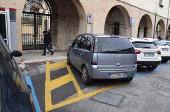 portici di larghezza ampia, fondo omogeneo, in pietra naturale (Foto 58).