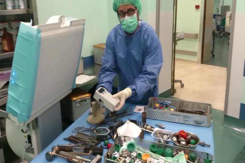 Carica batterica in sala operatoria Un test semplice, con un conta particelle, rivela in pochi secondi la contaminazione in sala operatoria e sugli strumenti chirurgici.