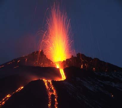 A seconda della composizione geochimica del magma, si possono avere eruzioni : EFFUSIVE magma molto fluido e di alta temperatura il magma