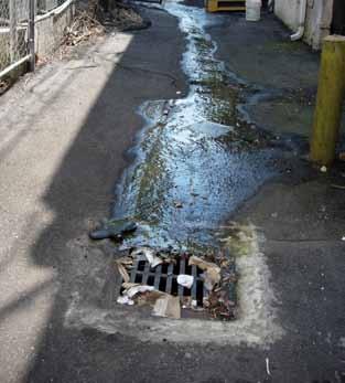 SOLUZIONI ANTINQUINAMENTO Tappeto per la protezione di tombini e grigliati realizzato in tecno polimero.