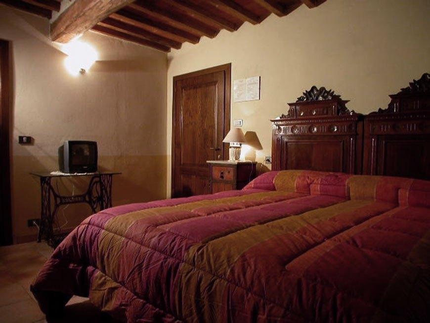 Ã stato ristrutturato mantenendo lo stile tipico delle antiche case toscane con soffitto di travi di castagno e le vecchie pianelle in cotto recuperate.