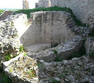 Spostandoci verso l interno del Castello troviamo una cisterna romana (U.S.2)