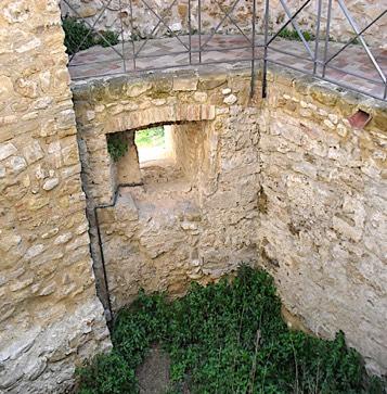 La torre circolare posta a Sud/Est sorge su una pianta esagonale, in epoca Aragonese era occupata dalla