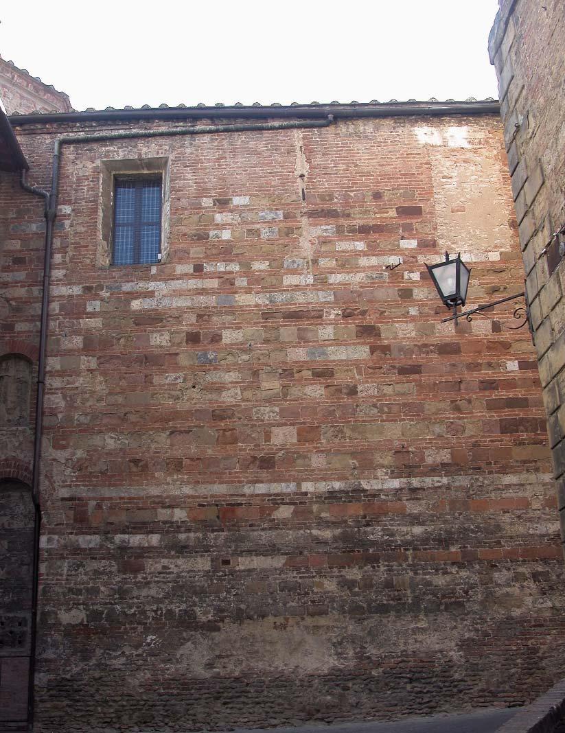 Fig. 47. Il paramento murario in pietra e laterizi visibile nel fianco sinistro della chiesa di San Cristoforo.